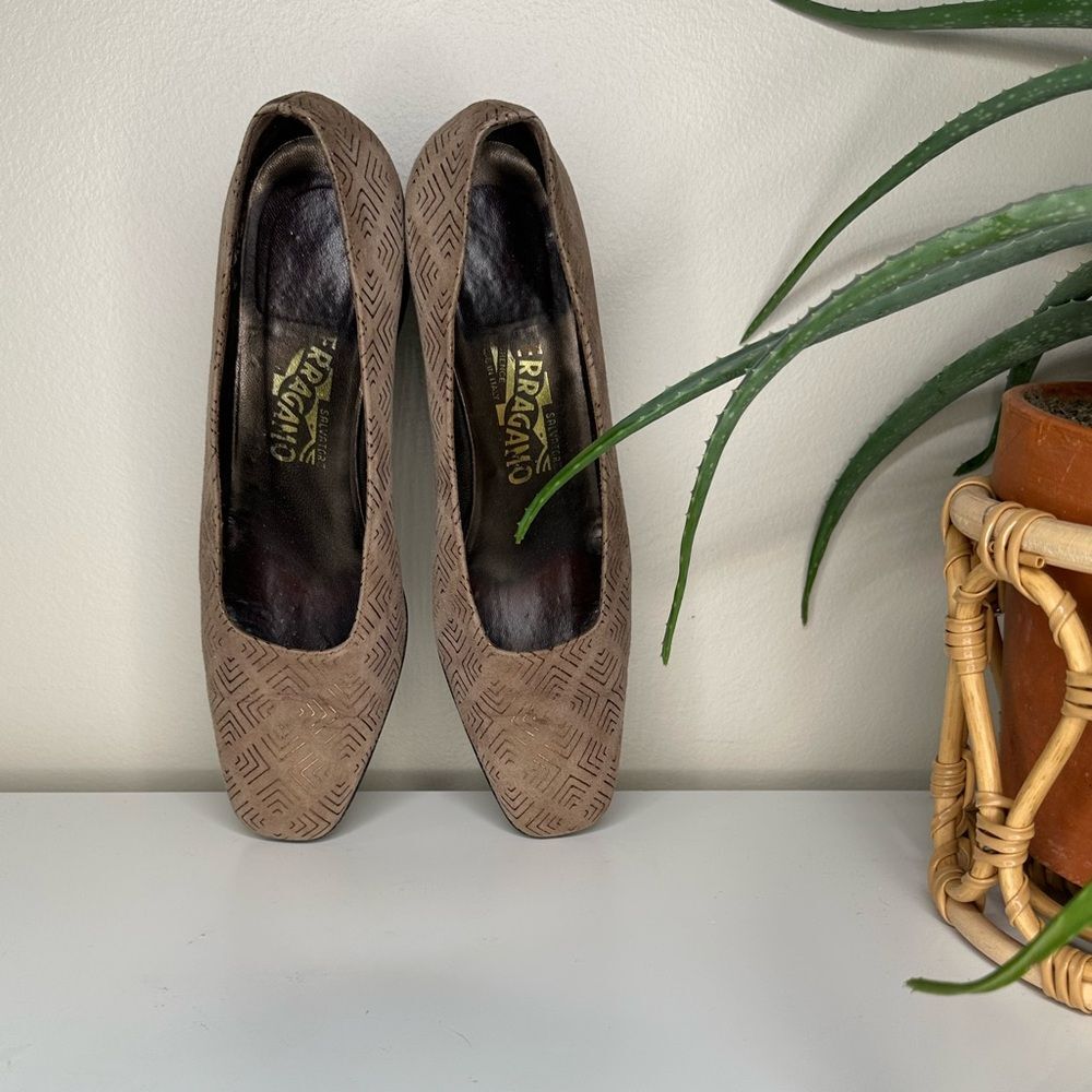 Vtg Salvatore Ferragamo Block Heel Pumps Geometric Embossed Suede Italy Made 9 - Picture 4 of 11